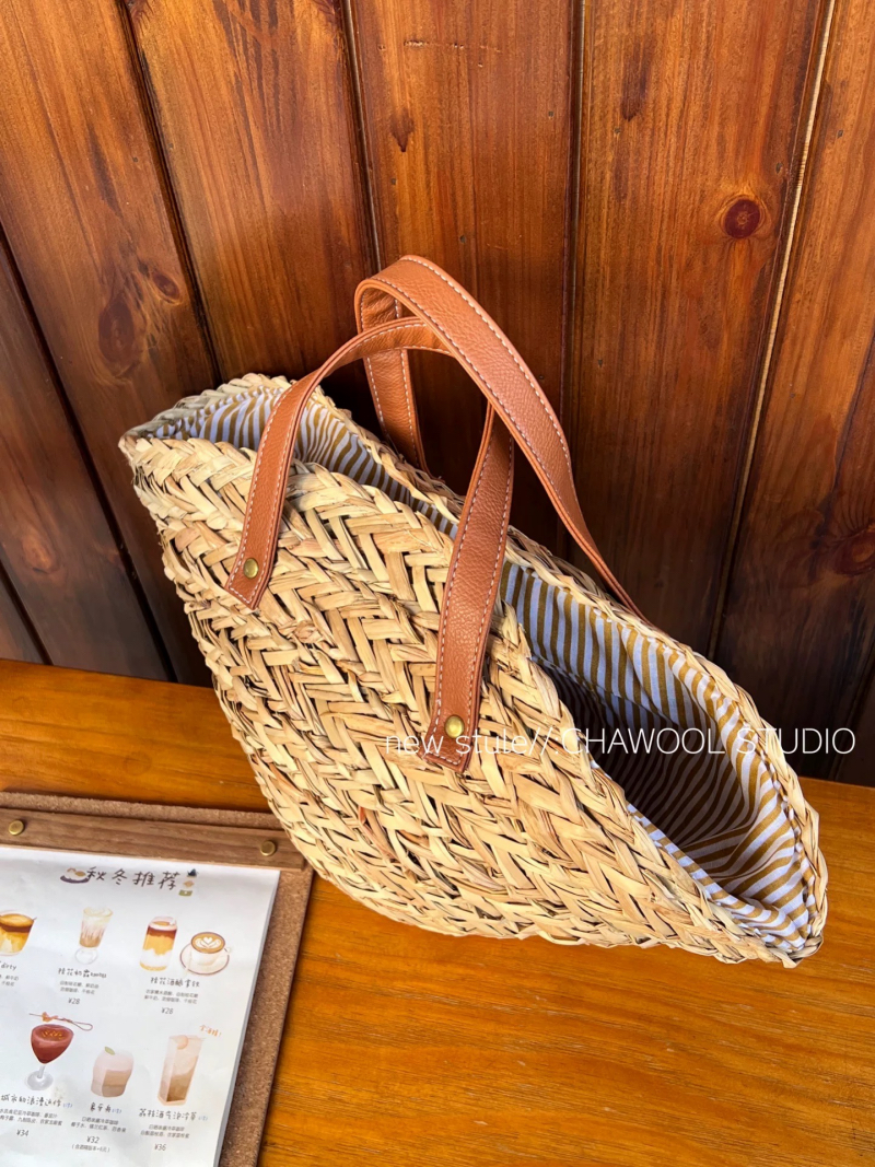 French Retro Woven Straw Handbag Small Design Beach Vacation Dumpling Bag for Women - Image 3