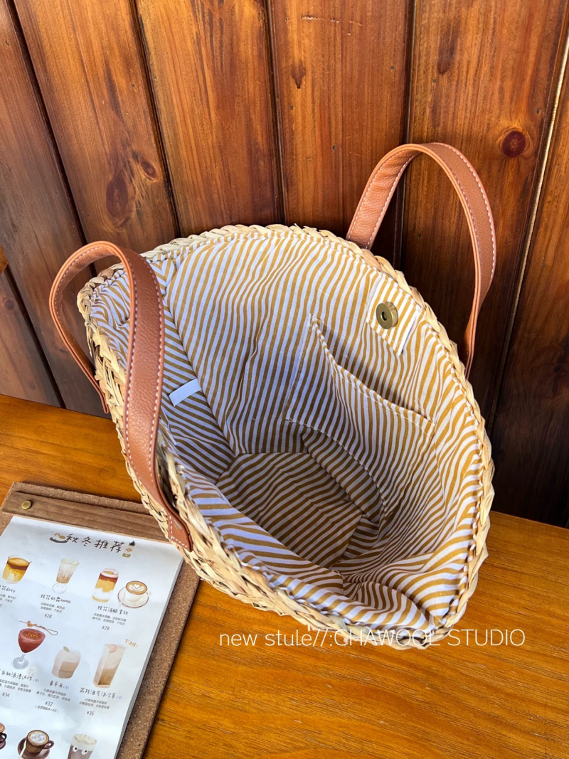 French Retro Woven Straw Handbag Small Design Beach Vacation Dumpling Bag for Women - Image 4