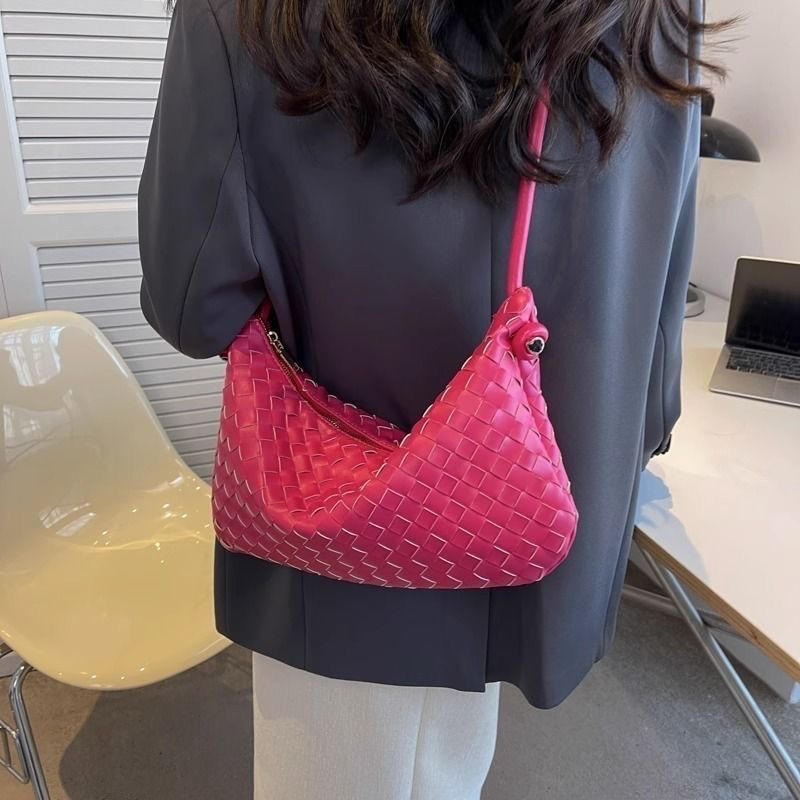 French Light Luxury Niche Bag 2026 Spring New Shoulder Woven Soft Leather Crescent Bag Women Versatile Underarm Bag